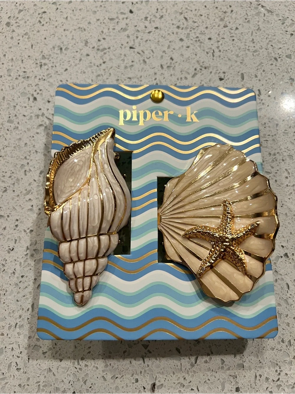 Piper K gold & white seashell hair clip with starfish design
